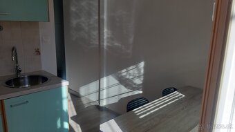SENEC - CENTRUM: NA PREDAJ zariadený 1-izbový byt s loggiou. - 12