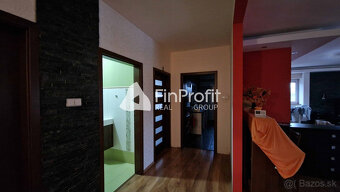 Na predaj veľký polyfunkčný obchodný priestor s rodinným dom - 12