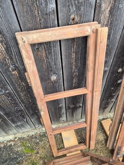 Staré drevené krídla okien - 12