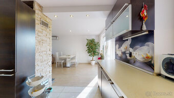 Výmerou nadštandardný rodinný dom, udržiavaná záhrada - 12