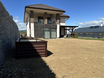 Skolaudovaná novostavba, nová terasa, nový plot nová skalka - 12