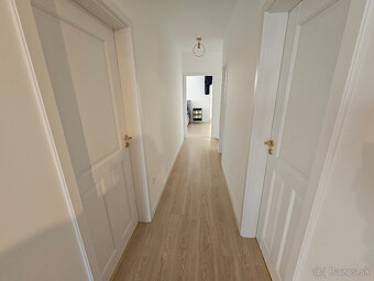 Moderný 3 izbový byt 94 m2 s kompletným zariadením, parkovac - 12