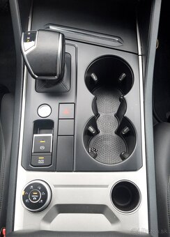 Predám  Volkswagen Touareg 3.0 V6 TDI SCR 4Motion Tiptronic - 12
