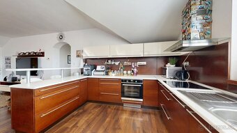 Priestranný dvojgeneračný dom po rekonštrukcii v srdci Chtel - 12