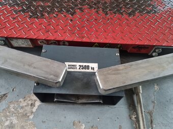 PNEUSERVIS ZDVIHAK 2500 kg ROK-2012 - 12