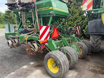 Secí stroj na obilí John Deere 750A, pracovní záběr 6m, rv 2 - 12