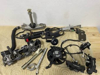 Suzuki GSXR1000 K7/K8 - 12