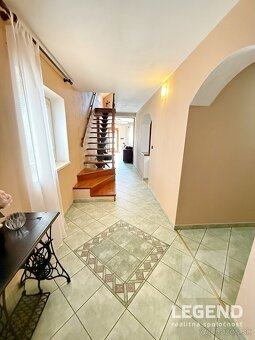 Veľký dom 5i+1 RD v Krajnom - 455m2, garáž, veľká terasa - 12