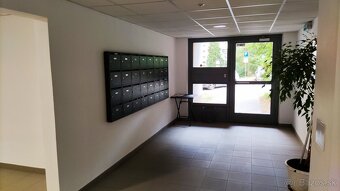 Priestranný 4-izbový byt s 3 loggiami na prenájom – Karlova  - 12