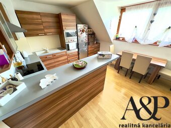 NA PREDAJ VÝNIMOČNÁ RODINNÁ VILA, POZEMOK 8000M2, PRIETRŽ, o - 12