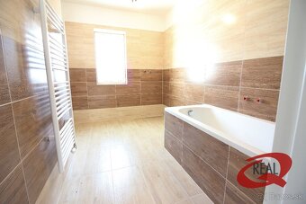 SKOLAUDOVANÝ RODINNÝ DOM, TEHLOVÁ STAVBA, IHNEĎ VOĽNÝ - 12