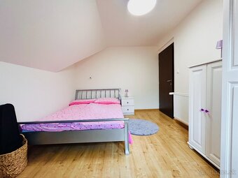 Na predaj príjemný plne zariadený dom s bazénom - 12