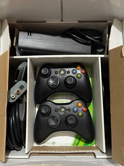 Xbox 360 + 2 ovládače + Kinect + hracia gitara - 12