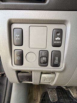 TOYOTA HILUX 2.5D 4X4 + UZÁVIERKA ZAD. DIFERENCIÁLU - 12