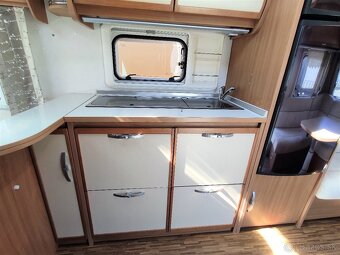 Plne sebestačný karavan Bürstner Belcanto s množstvom nadšta - 12