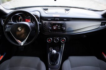 Alfa Romeo Giulietta (2015) - 12