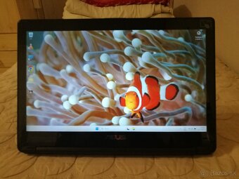 Asus. (2-v-1) konvertibilný notebook s dotykovým displejom. - 12