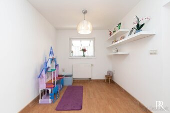 PRÍJEMNÝ 3 IZBOVÝ RD S BAZÉNOM NA BREHU VAJNORSKÝCH JAZIER - 12