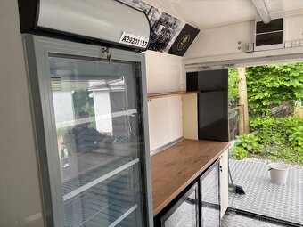 Mobilný nápojový food truck s výčapmi, chladiacimi vitrínami - 12