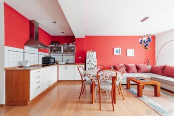 Priestranný 2 izbový byt - s veľkoformátovími oknami - 12