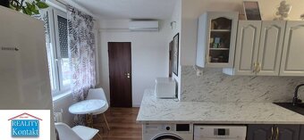 Na PREDAJ prerobený 2 izbový BYT s balkónom- širšie CENTRUM  - 12
