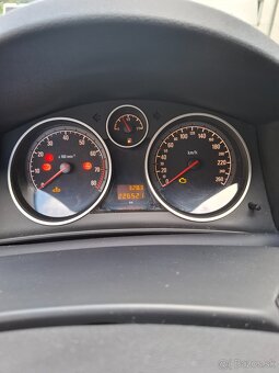 Opel Astra GTC  1.6 benzín - TOP STAV - 12