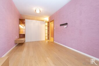 KRÁSNY  BYT S TERASOU, PARKOVACÍM STÁTÍM, MILOSLAVOV - 12
