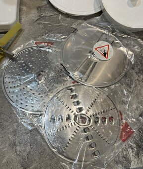 Nový kuchynský robot Bosch MUM 4406 - 12