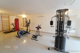 Na predaj kompletne zariadený rodinný dom s bazénom - 12