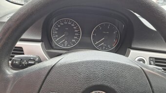 BMW 1 E87 318D 2,0D 90kw - 12