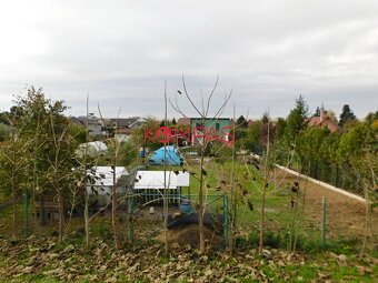 DOM SO ZÁHRADOU, DREVENÝM PRÍSTREŠKOM A PARKOVANÍM V OBCI LU - 12