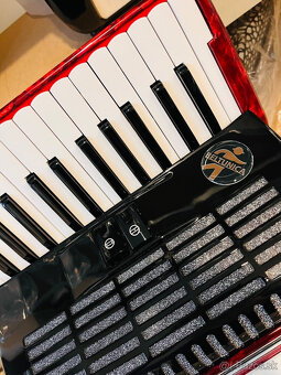 Predám nový akordeón BELTUNICA Vivaldi- De Luxe 60 basový- n - 12