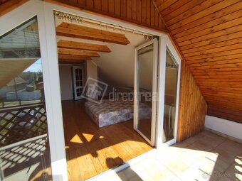 Pekný dom na slnečnom pozemku s bazénom a jazierkom - 12