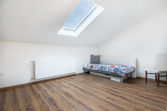 Na predaj 5 izbový poschodový rodinný dom s 2 garážou v Duna - 12