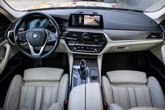 BMW 520d Touring Luxury Line, Pano, El. ťažné, Po servise - 12
