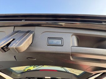 VW Touran 2,0 TDi 110kW Highline DSG 7 miest. - 12