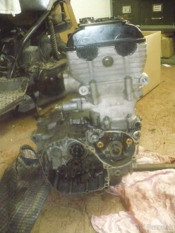 Suzuki gsxr 600/ 750 r.98,00-díly  ze tří moto - 12