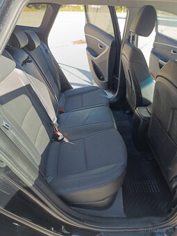 Hyundai i30 Combi 1.6 CRDi Premium – výborný stav, nová STK - 12