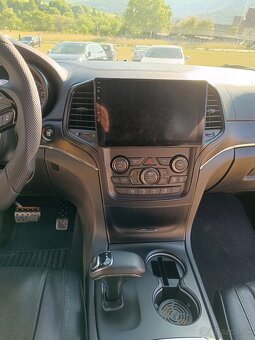 Jeep Grand Cherokee - 12