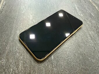 Apple iPhone XR 64 GB v žltej farbe - 12