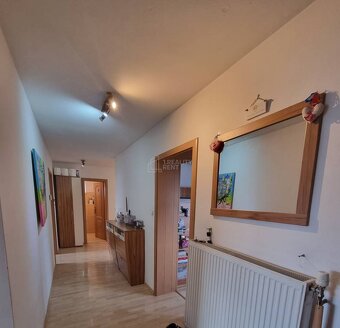 Predaj viacgeneračného domu s veľkým pozemkom v centre obce  - 12