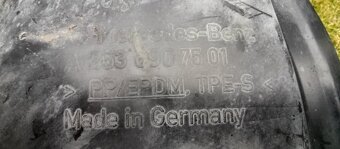 Mercedes W236 C253 W253 - podblatnik maska lem - 12