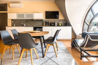 Budova v srdci Trenčína – priestranný byt a showroom - 12