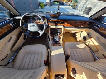 Jaguar Daimler XJ40 - 12