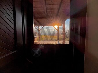 ZREKONŠTRUOVANÝ MODERNÝ VÍKENDOVÝ DOM S VÍNNOU PIVNICOU - 12