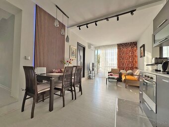 Moderný dvojizbový apartmán v elegantnom komplexe - Slnečné  - 12