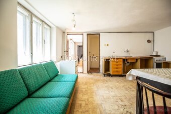 MALEBNÝ SEDLIACKY DOM V HORNÝCH OREŠANOCH S POZEMKOM 557m2 - 12