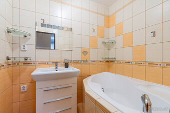 NA PREDAJ KRÁSNY 3 IZBOVÝ BYT S VÝHĽADOM NA MESTO | 64m2 + L - 12