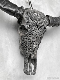 Obrovská šedá vyrezávaná lebka Vodného Bývola - motív Badong - 12