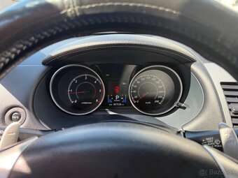 Mitsubishi Outlander SUV - 12